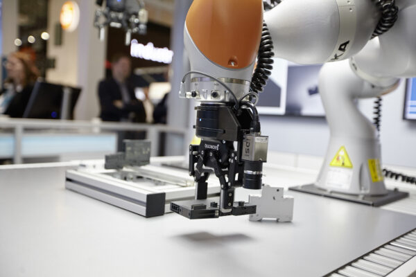 Efficient training of AI Vision for factory automation