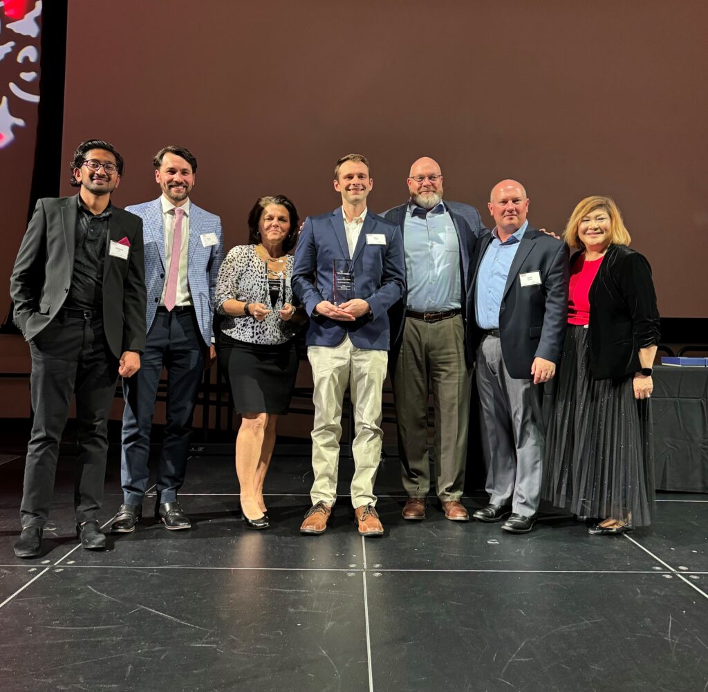 A group of Siemens employees honoring the Employment Partner of the Year award to Siemens.