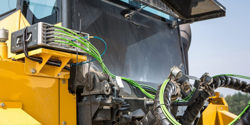 Each Simcenter SCADAS Satellites is connected to SCADAS frame with one single (green) cable