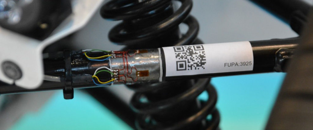 Strain gauge instrumented on vehicle suspension