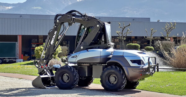 using simluation and test to opt for the best technology alternative: full-electric with battery-powered, fuel-cell or still hybrid machine.