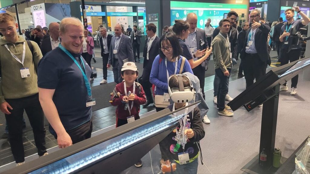 Children using VR Goggles at show